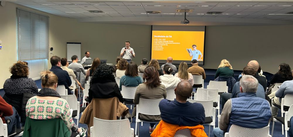 Stephane Kraemer lors de sa pr&eacute;sentation de la conf&eacute;rence IA et SEO